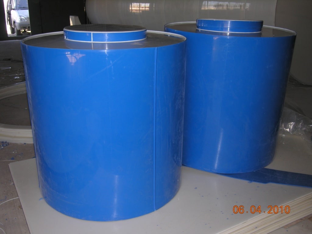 Пластиковая вертикальная емкость синего цвета с крышкой. Данная емкость используется для хранения воды, она благодоря своей герметичности может использоваться и для агрессивных жидкостей и топлива.