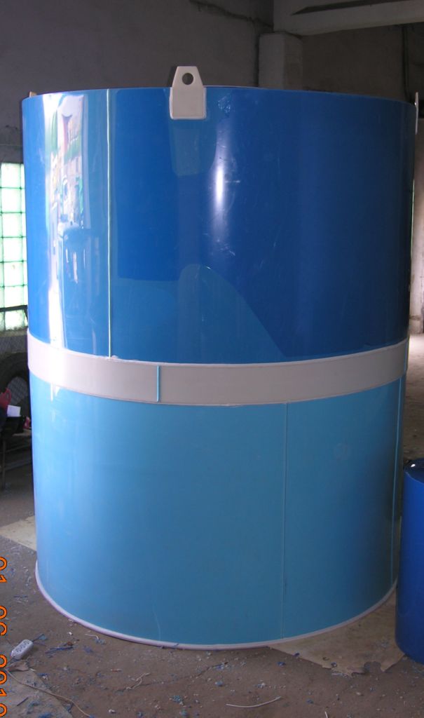 Пластиковая емкость высотой более 3 метров и диаметром более 1.5 метра. Используется в качестве резервуара для хранения воды.