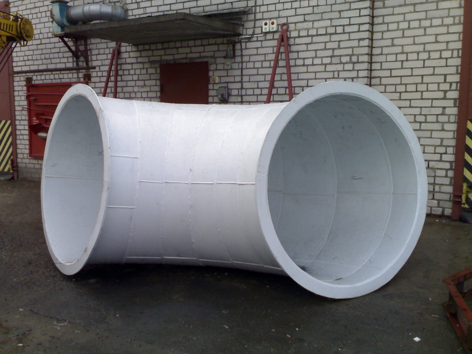 Отвод диаметром 1600 мм. 90 градусный используется в алюминиевой промышленности.