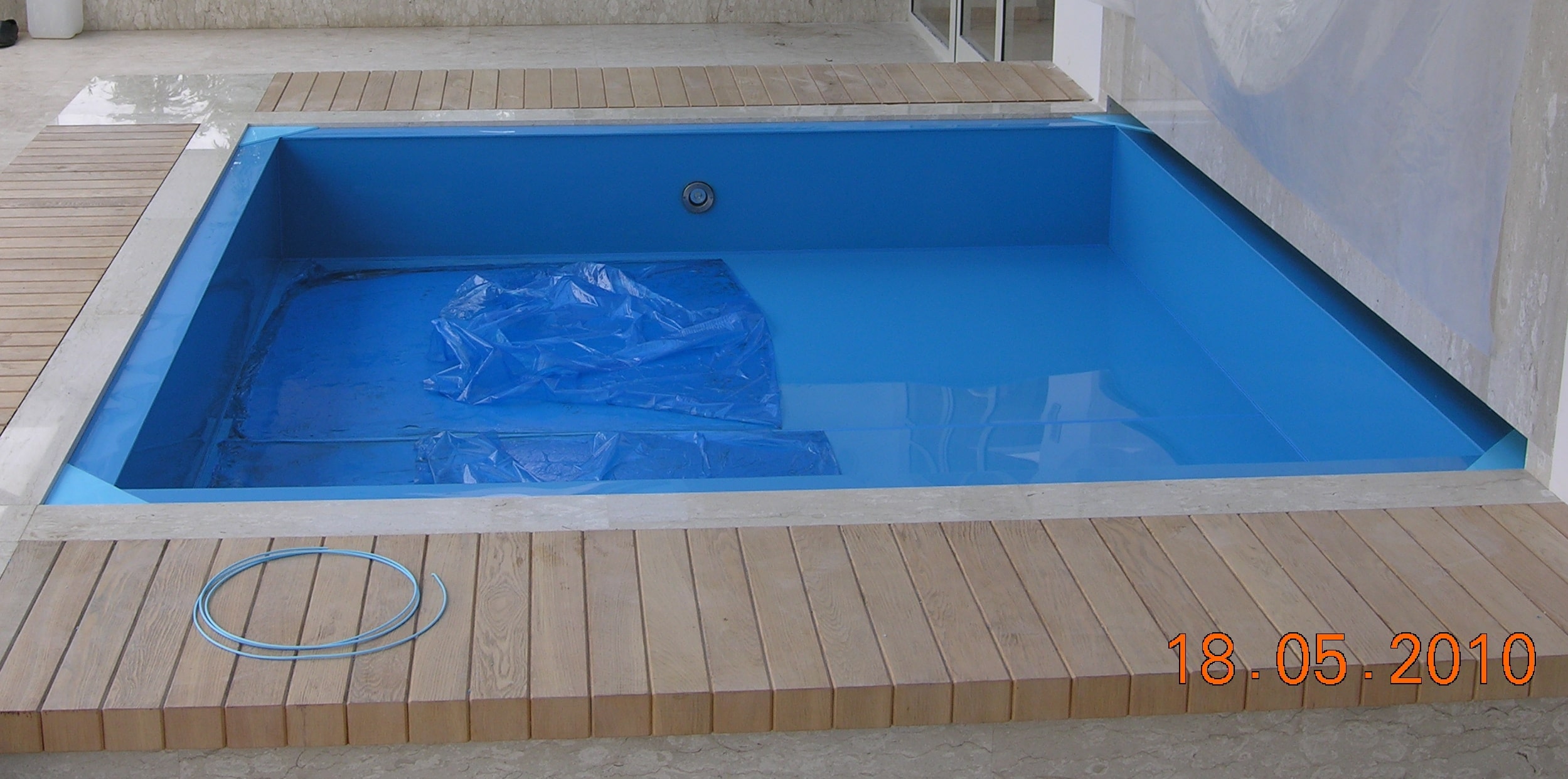 Пластиковый бассейн используется для украшения интерьеров помещений. Бассейны для украшения интерьеров помещений могут быть выполнены любых размеров, форм и цветов.